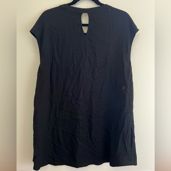 Simple Black Keyhole Tank Camisole (2 colours avail) - Picture 3 of 8